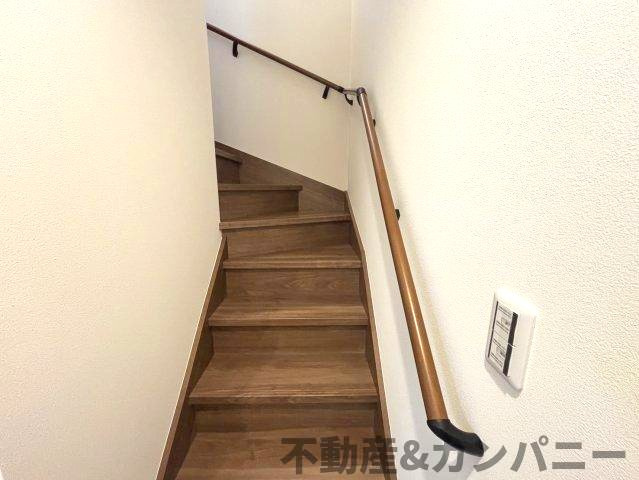 高岡町の新築のおうち3号棟　松山市高岡町新築戸建のその他|手すり付き階段です