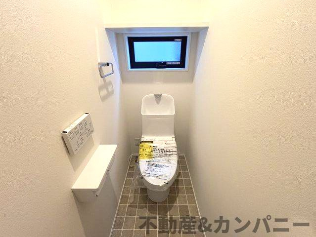 高岡町の新築のおうち3号棟　松山市高岡町新築戸建のトイレ|タイルがオシャレなトイレです
