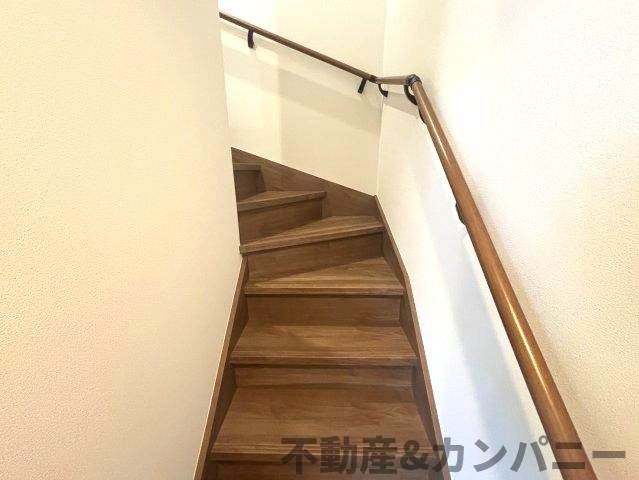 高岡町の新築のおうち3号棟　松山市高岡町新築戸建のその他|3階に上がる階段です