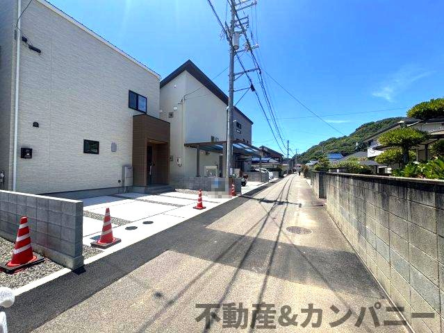 高岡町の新築のおうち3号棟　松山市高岡町新築戸建の前面道路含む現地写真|前面道路含む現地写真です