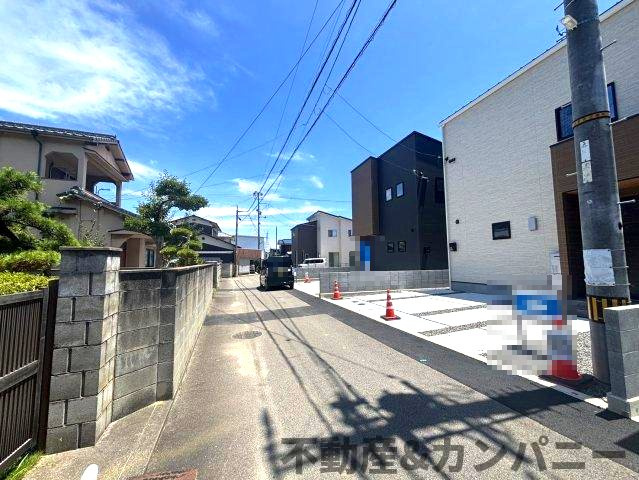 高岡町の新築のおうち3号棟　松山市高岡町新築戸建の前面道路含む現地写真|前面道路含む現地写真です