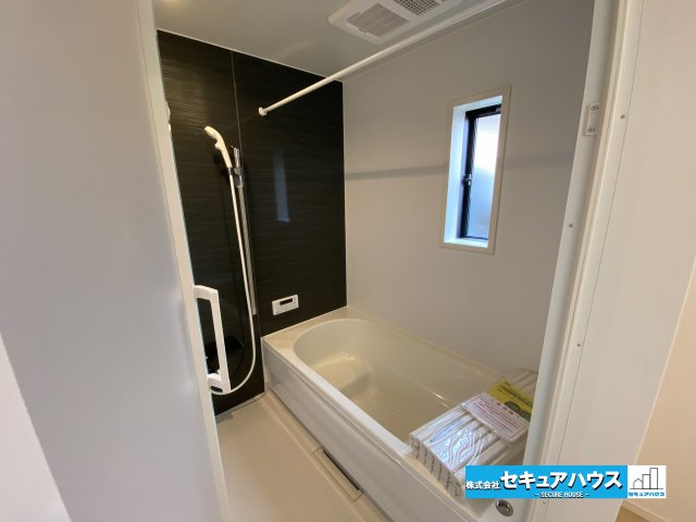 【完成】知多郡東浦町大字石浜　全3棟の浴室|【浴室】
◆アクセントパネルで落ち着きのある雰囲気を演出し、毎日の疲れを癒やすバスタイムを過ごせます。
◆窓付きで、カビの繁殖を抑える効果があります。
◆オプションでお好きなサイズの鏡を設置できます。