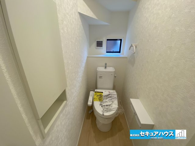 【完成】知多郡東浦町大字石浜　全3棟のトイレ|【高機能トイレ】　　　　　　　　　　
◆高機能トイレの多くは便器のフタの開閉が自動であり、使用後に手動で水を流す面倒もなく非常に便利です。スタイリッシュな見た目で、お掃除しやすく、節水効果が高いです。