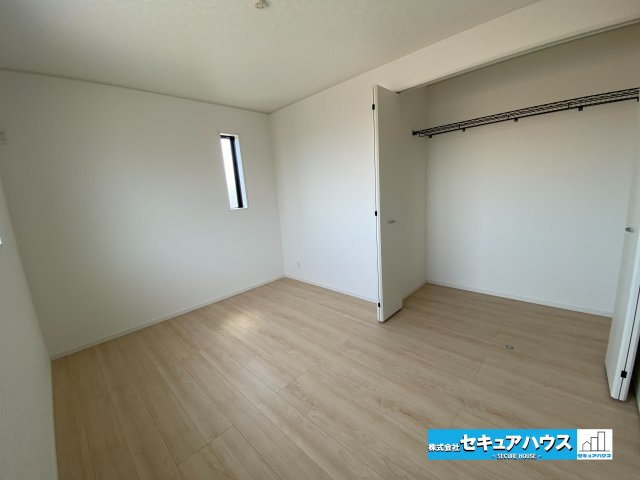【完成】知多郡東浦町大字石浜　全3棟の洋室|【洋室】　　　　　　　　　　　
◆広々とした居住空間は日々の暮らしを彩り、心のやすらぎと満足感を与えてくれます。通風と採光を考慮した設計は子供たちはのびのび育ち、家族でくつろぎと団らんを生み出します。