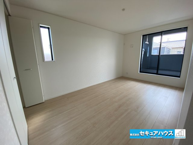 【完成】知多郡東浦町大字石浜　全3棟の洋室|【洋室】　　　　　　　
◆家族一人ひとりの大切なプライベート空間。趣味に合わせて使って頂けるようシンプルに仕上げてあります。暮らし心地を大きく左右する収納を、適材適所に配置し使い勝手を考慮しました。　