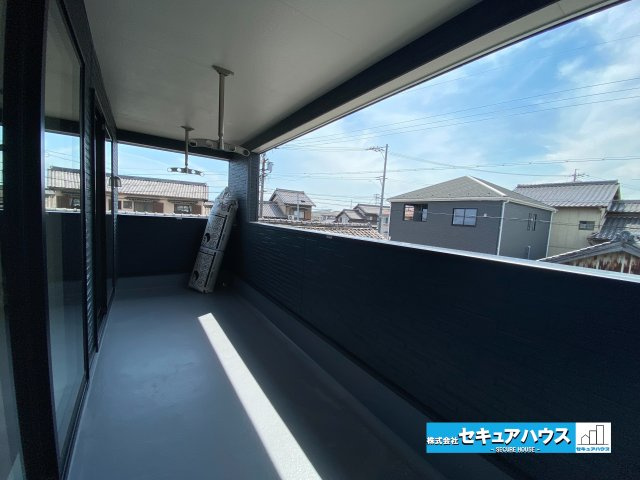【完成】知多郡東浦町大字石浜　全3棟のバルコニー|【バルコニー】　　　　
◆見晴らしもよく、太陽の温かな温もりをめいっぱい受け止めてくれます。
太陽の光と爽やかな風を受けたお洗濯物はあっという間に乾き、取りこむ時には太陽の匂いを感じられそうですね。　
