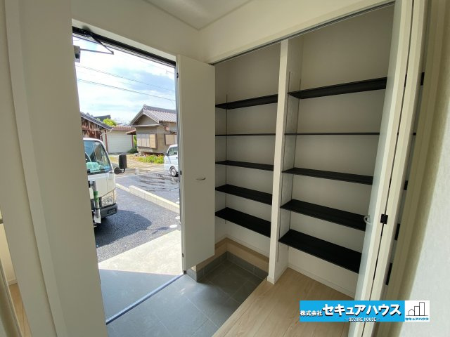 【完成】知多郡東浦町大字石浜　全3棟の玄関|【玄関】　　　　　　　　　　　　　　　　　　　
◆光が差し込み明るいです。気分も晴れやかになりますね。
◆玄関には、収納力のあるシューズクロークがございます。玄関まわりがすっきり片付きます。　