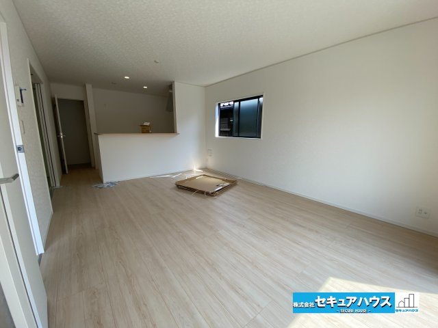 【完成】知多郡東浦町大字石浜　全3棟の居間・リビング|【LDK】　　　　　　　　
◆家族揃ってリビングで過ごすお休みの日が、楽しみになる場所となることでしょう。
◆対面式のオープンキッチンは、家事をしながら家族の様子が一目でわかる安心＆便利設備♪