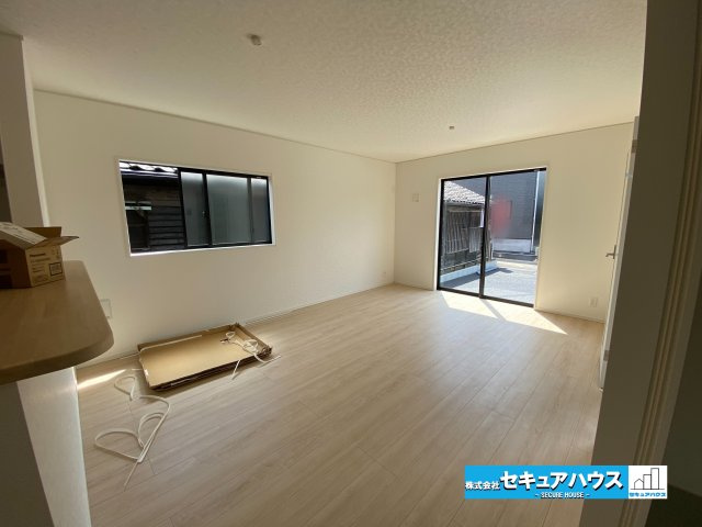 【完成】知多郡東浦町大字石浜　全3棟の居間・リビング|【LDK】
◆日当たりが良く温かい広々リビングは家族の団らんスペースになります。
◆クローゼット付きの収納ははティッシュボックスや掃除道具などの日用品を隠す収納ができるためとても便利です。　　