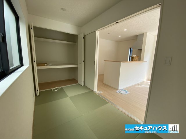 【完成】知多郡東浦町大字石浜　全3棟の和室|【和室】　　
◆リビングに続く和室は寝転がるスペースやお子様の遊び場として活躍します。扉を開ければ開放感が増し、来客時は扉を閉めて居室として利用することもできます。
◆収納付な点も嬉しいポイントです。