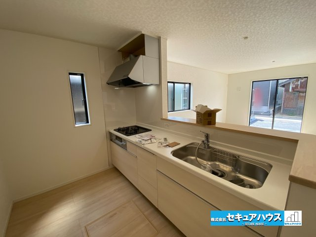 【完成】知多郡東浦町大字石浜　全3棟のキッチン|【キッチン】　　　　　　　　　　　　　
◆「焼く・蒸す・煮る」の工程を同時進行で進めることができるので、料理を素早く作ることができます。
◆食洗機をオプションでつけることも可能なシステムキッチンです。