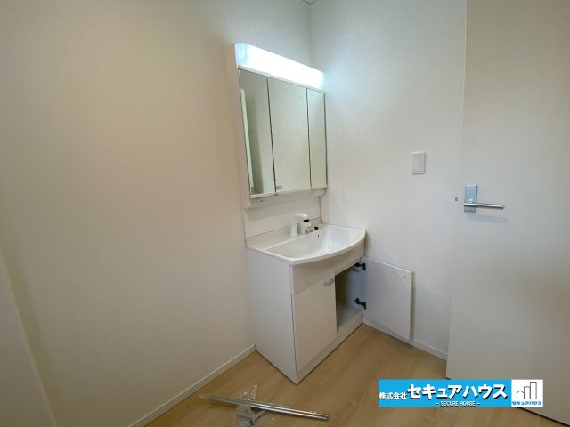 【完成】知多郡東浦町大字石浜　全3棟の独立洗面台|【洗面台】　　　　　　　　　　　　　　
◆鏡の裏にはたっぷりと収納スペースを標準装備！
◆電源を付属しているのでドライヤーなど利用できます。
◆シャワー付きの洗面台のため清掃も楽に行うことが出来ます。
