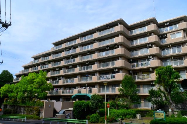 日野市三沢の中古マンションの外観