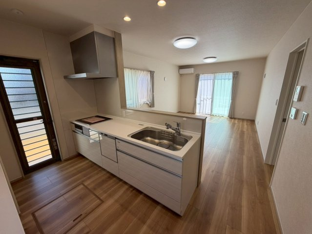 丸亀市中府町４丁目　新築オール電化住宅の居間・リビング
