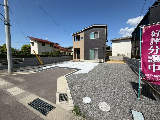 丸亀市中府町４丁目　新築オール電化住宅の前面道路含む現地写真