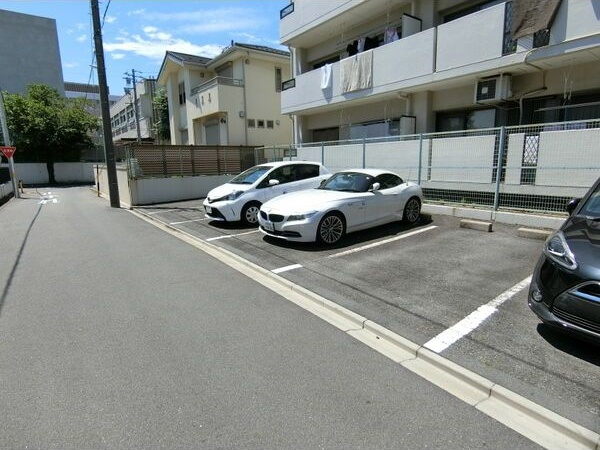 メゾン萩山の駐車場