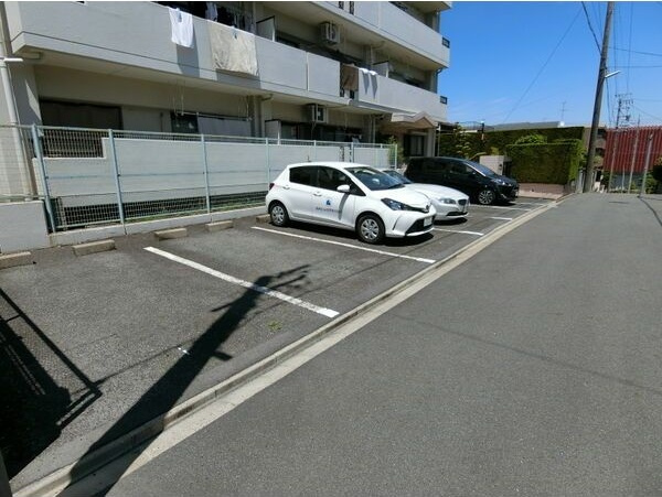 メゾン萩山の駐車場