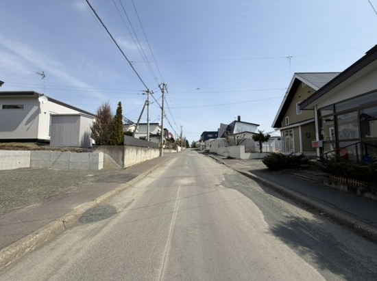 北見市美山町南９丁目３６番地２８　新築平屋建の前面道路含む現地写真