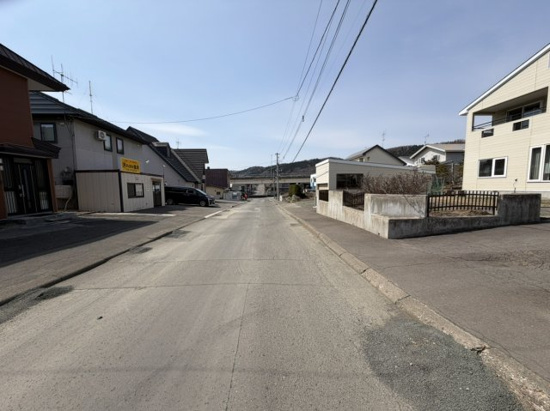 北見市美山町南９丁目３６番地２８　新築平屋建の前面道路含む現地写真