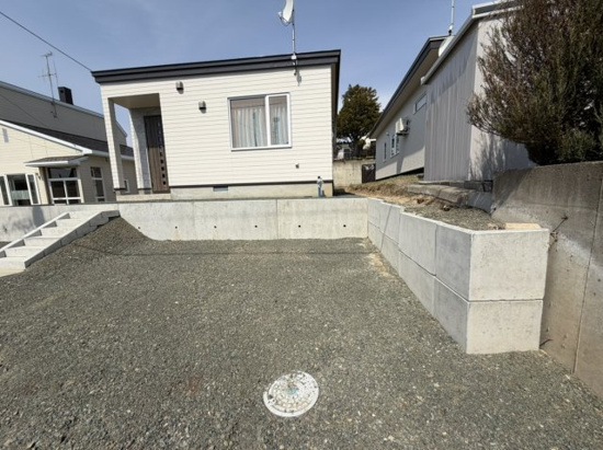 北見市美山町南９丁目３６番地２８　新築平屋建の駐車場