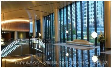 光の演出が施された、ホテルのラウンジような上質な空気感が漂うラグジュアリーなグランドロビー。