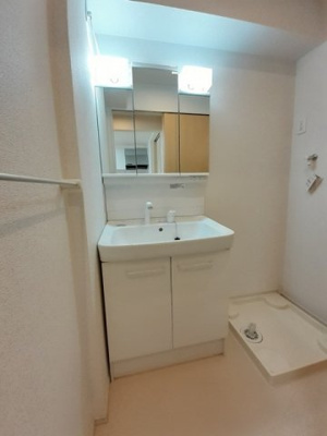 【洗面所】 | グランデ　フィオーレ　木園　Ｂ　1LDKS | 明るい洗面所です