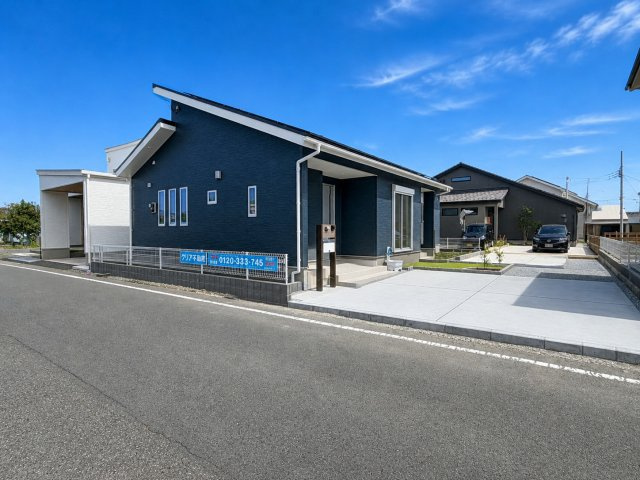 第８渋川市半田　新築戸建　1号棟（平屋）の前面道路含む現地写真|前面道路も7Ｍあり広々しています。両側道路なので東側・西側どちらからも出入り可能です。