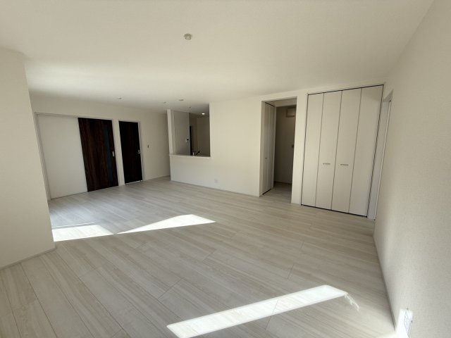 第８渋川市半田　新築戸建　1号棟（平屋）の居間・リビング|（こちらはイメージ画像です）21.8帖広々リビング。人気の対面式キッチンを配した空間はお好みの家具も合わせやすく、家族がくつろぐ快適な空間造りをサポート。窓からは明るい陽光が差し込みます。