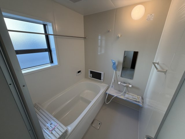 第８渋川市半田　新築戸建　1号棟（平屋）の浴室|１坪タイプのフルオートバスです！
足を延ばして入れる広さなので一日の疲れも癒されますよ♪
室内物干しや浴室乾燥機もあるのでお天気の悪い日にはランドリースペースとしてもご利用できます！