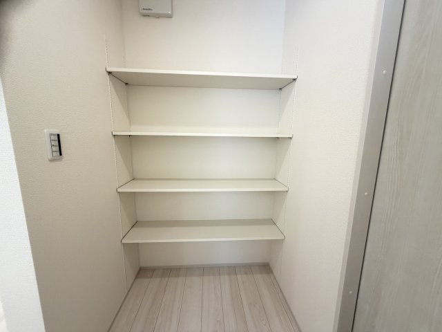 第８渋川市半田　新築戸建　1号棟（平屋）の収納|キッチン横に広々したパントリースペース付きです。
可動棚付きで使い勝手が良いですよ！