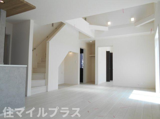 【居間・リビング】 | 郡山市久留米2丁目新築一戸建て4棟 | ゆったり過ごせるリビングです