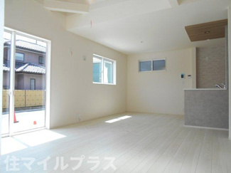 【居間・リビング】 | 郡山市久留米2丁目新築一戸建て4棟 | ゆったりとした居間です