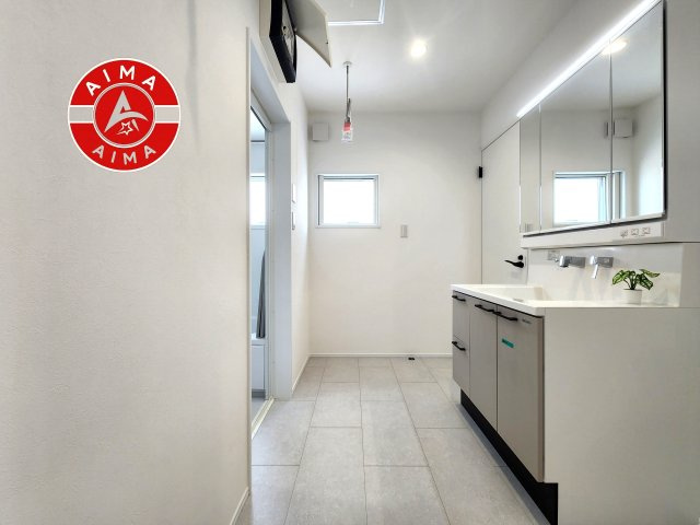 福津市有弥の里2丁目第1-3棟（2号棟）の脱衣所|ゆとりの洗面スペースで朝の身支度もスムーズに。暮らしを快適に変えるシャワー付洗面台です！