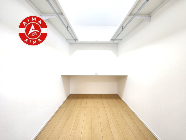 福津市有弥の里2丁目第1-3棟（2号棟）の収納|洋服や大きな荷物が多い方や人数の多いご家族などは、一般的なクローゼットよりもウォークインクローゼットのほうが使い勝手が良いです。