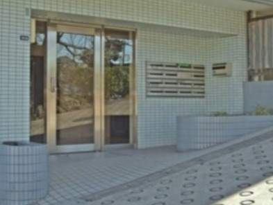 横浜市金沢区富岡東６丁目の賃貸マンションのエントランス