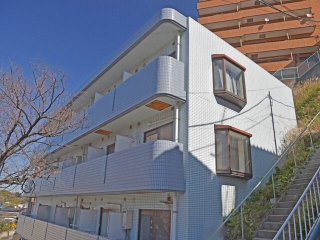 横浜市金沢区富岡東６丁目の賃貸マンションの外観