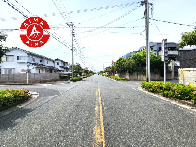 福津市有弥の里2丁目第1-3棟（3号棟）の前面道路含む現地写真|前面道路は閑静な住宅地をはしる車通りの少ない道路。お車の出し入れが苦手なママや小さなお子様にも安心ですね。しっかり舗装もされているので、ベビーカーや自転車で通っても快適に通行できます。前面道路です。