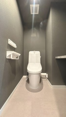 【トイレ】 | プレジデント寺塚☆仲介手数料無料☆ | 手洗い一体型のトイレは節水効果があり、環境にもお財布にも優しい人気のタイプです。もちろんウォシュレット機能も完備しています。
