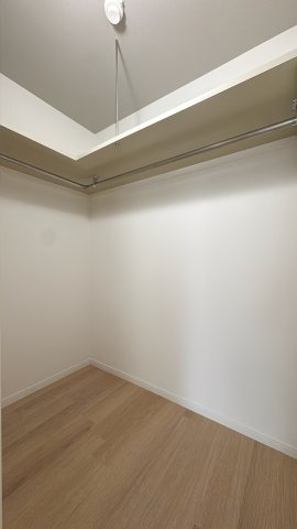 【収納】 | プレジデント寺塚☆仲介手数料無料☆ | 大容量のウォークインクローゼット。季節物から趣味の道具まで、賢く整理整頓できます。
