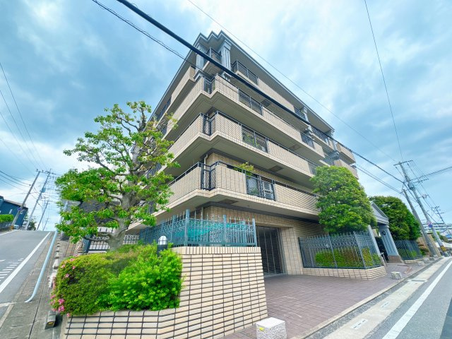 【外観】 | プレジデント寺塚☆仲介手数料無料☆ | 【2025年12月リフォーム済】 重厚感溢れるタイル貼りの外観。寺塚の閑静な住宅街に調和する、落ち着いた佇まいのヴィンテージマンションです。管理の行き届いた植栽が居住者を優しく迎えます。