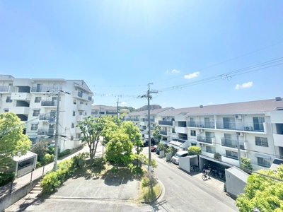 【展望】 | 千里緑丘住宅第14号棟 | こちらの物件近くの教育施設や、スーパー・公園など、物件周辺の住環境を併せてご案内させて頂きます。ぜひ、現地での暮らしをイメージなさって下さい！