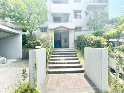 【エントランス】 | 千里緑丘住宅第14号棟 | サイトに掲載されていない箇所の写真、撮影してお届けさせて頂きます！気になる物件で、見たい部分の画像が無い場合は、弊社スタッフまでご連絡下さいませ。お客様の気になる箇所を、カメラにて撮影して参ります！