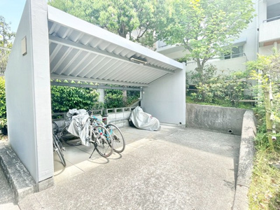 【駐輪場】 | 千里緑丘住宅第14号棟 | サイトに掲載されていない箇所の写真、撮影してお届けさせて頂きます！気になる物件で、見たい部分の画像が無い場合は、弊社スタッフまでご連絡下さいませ。お客様の気になる箇所を、カメラにて撮影して参ります！