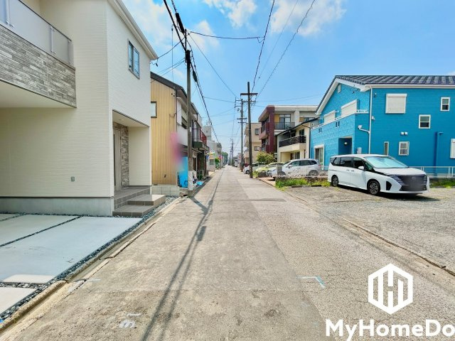 北区西志賀町　1期の前面道路含む現地写真|前面道路幅員約5.3mとゆったりとした広さがあるのでファミリーカー等の車の出入れも楽にできます