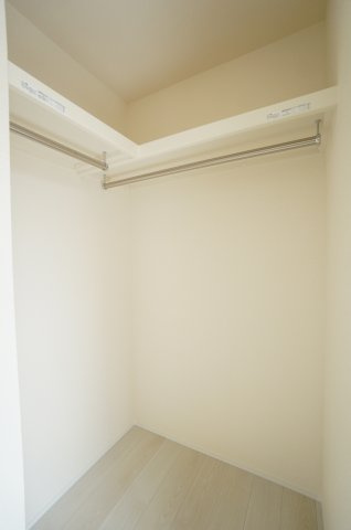 リーブルガーデン半田市板山町　２号棟の収納|たっぷり収納可能なウォークインクローゼット。整理整頓や衣替えも効率的に行えるのが魅力です。