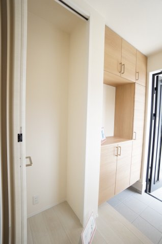 リーブルガーデン半田市板山町　２号棟の玄関|玄関のシューズボックスとクローゼット