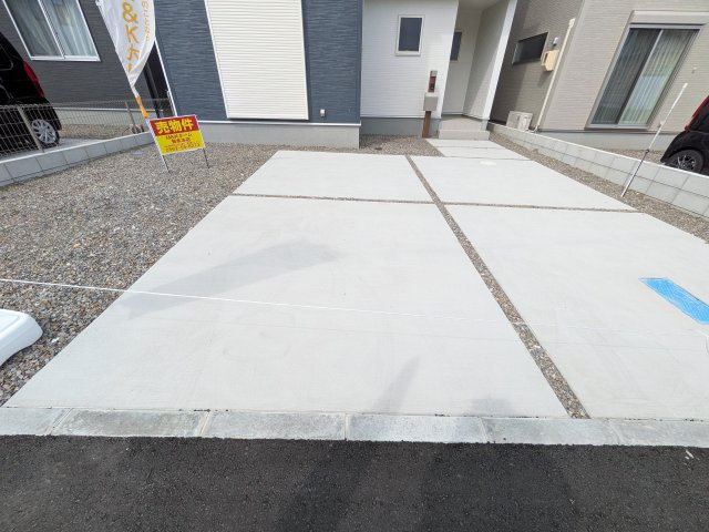 リーブルガーデン半田市板山町　２号棟の駐車場|駐車スペース2台可能。車から玄関までが近いので日々の買い物や、お出かけの際の荷物の持ち運びもらくらく。