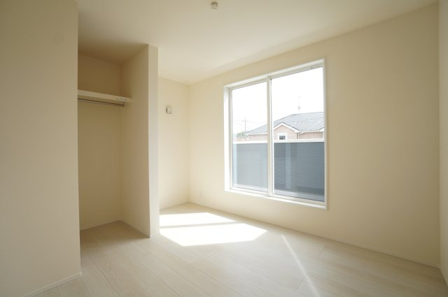 リーブルガーデン半田市板山町　２号棟の洋室|2階5.6帖洋室はバルコニーに面した明るい居室。