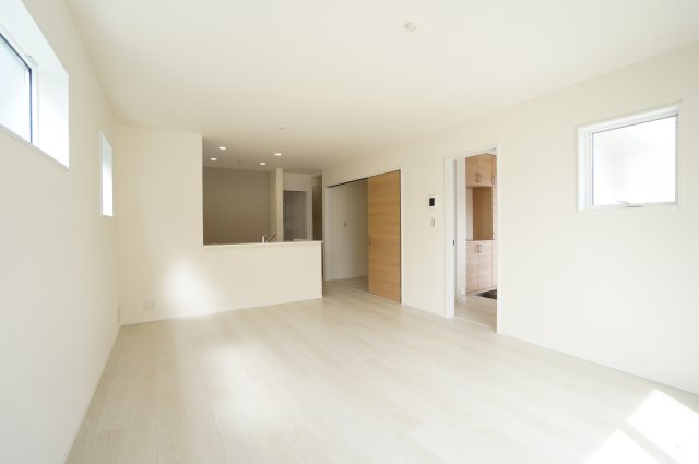 リーブルガーデン半田市板山町　２号棟の居間・リビング|16.5帖リビングと5帖洋室がつながる広々とした空間。キッチンから見渡せるリビング・ダイニングは自然と家族とのコミュニケーションが増える間取です♪