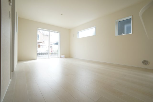 リーブルガーデン半田市板山町　２号棟の居間・リビング|窓の多い16.5帖のリビングは自然な光の入る心地よい空間。白を基調としたナチュラルな雰囲気で、ゆったりと家族団らんのひとときを過ごせます。